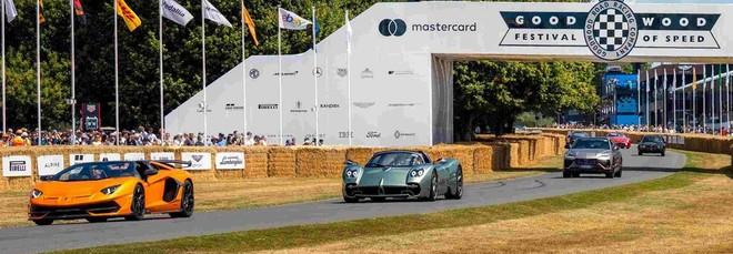 Pirelli porta 10.000 CV a Goodwood per festeggiare 40 anni di P Zero e presentare la nuova generazione