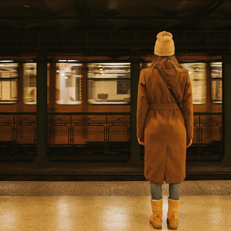 La paura delle donne di uscire la sera è stata normalizzata. Ed è una discriminazione da manuale