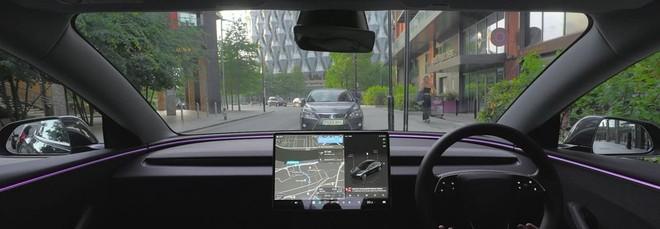 Tesla mette alla prova la Full Self Driving nel traffico di Londra | Video
