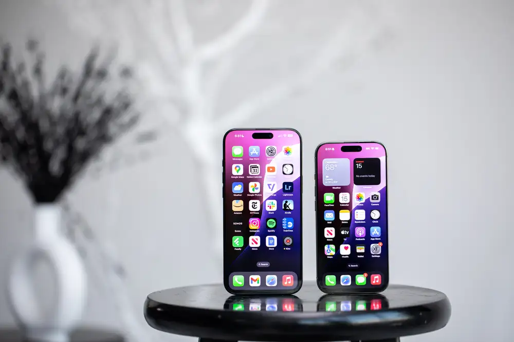 Trump threatens Apple with a 25 percent iPhone tariff