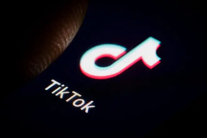Video razzisti creati con l'AI invadono TikTok, è allarme social