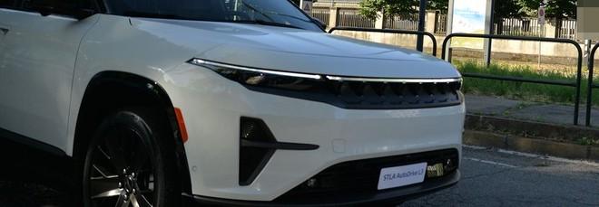 Jeep Wagoneer, il SUV elettrico intercettato sulle strade di Torino: e sulla targa...