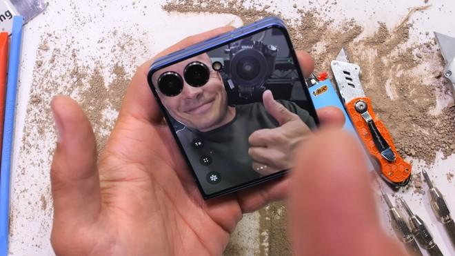 Samsung Galaxy Z Flip 7 impressiona nei test di resistenza