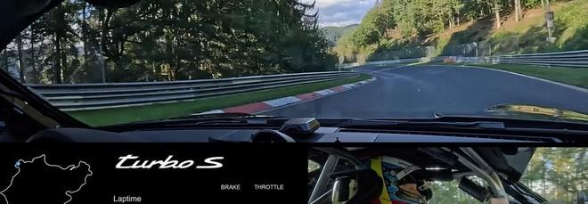 Nuova Porsche 911 Turbo S velocissima al Nürburgring: eccola in azione | Video
