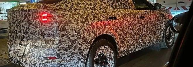 FIAT Fastback 2026, le ultime foto spia rivelano nuovi dettagli del posteriore