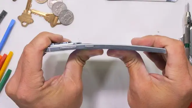 Samsung Galaxy S25 Edge sorprende nei test di resistenza: sottile ma tenace!