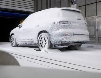 La nuova Mercedes GLB alla prova del freddo. Svelati gli interni