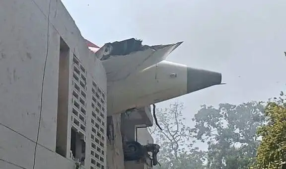 Tragedia in India, aereo diretto a Londra si schianta poco dopo il decollo: 242 persone a bordo