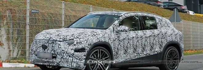 Nuova Mercedes GLA elettrica, ecco le foto spia della versione AMG