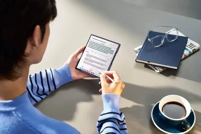 Samsung Galaxy Z Fold7 è già qui sotto forma di... cartonato