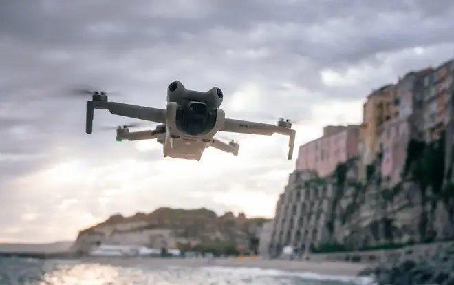 DJI Mini 5 Pro avvistato cosa sappiamo del nuovo drone