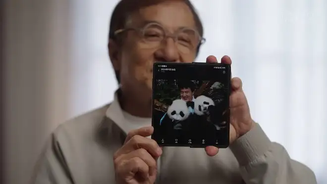 Anche Jackie Chan usa i pieghevoli: è fan di Huawei