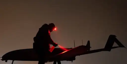 Il lavoro di pilotare i droni che bombardano la Russia - Il Post