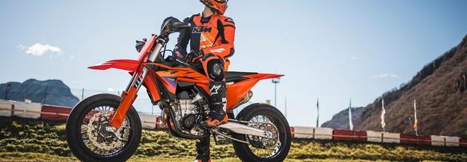 KTM 450 SMR 2026: per la supermotard meno rumore ma più controllo