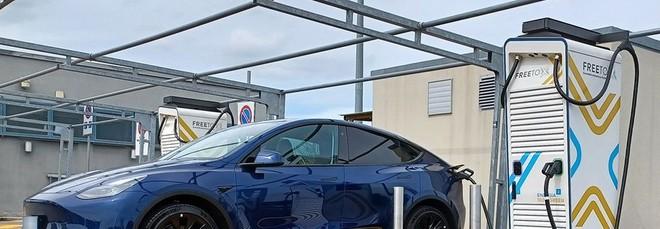 La ricarica in autostrada? Oggi è tutto più semplice per chi viaggia in elettrico in Italia
