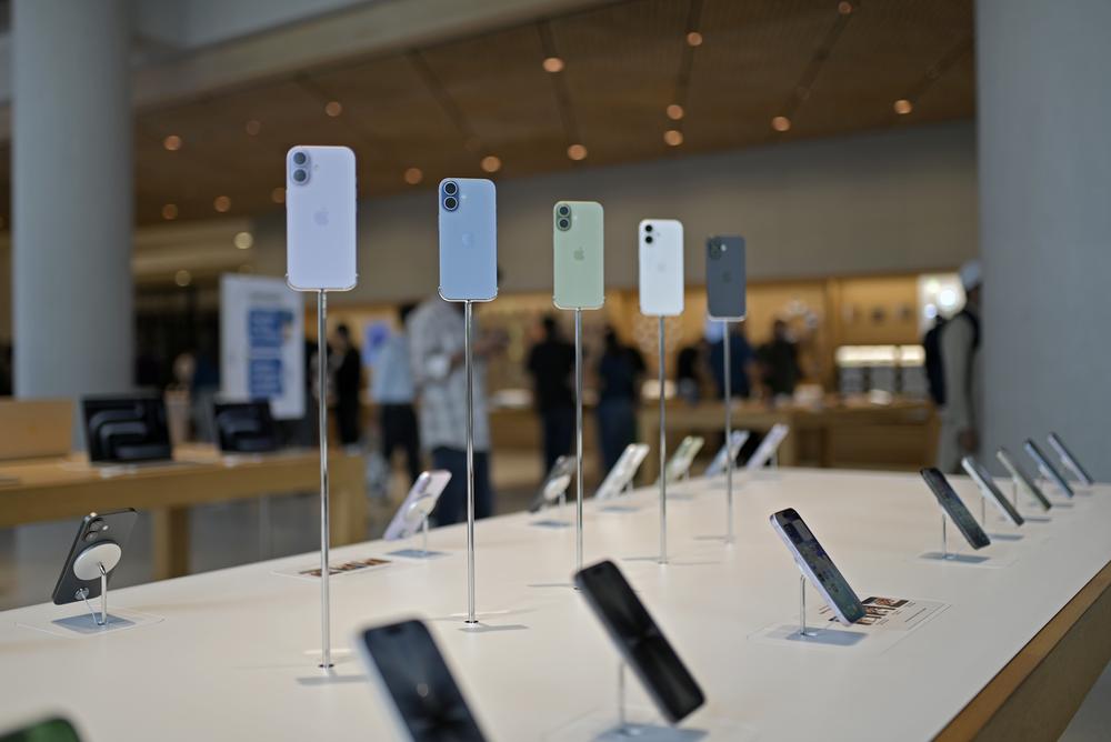 India is ordering Apple and other phone makers to preinstall a state-owned app