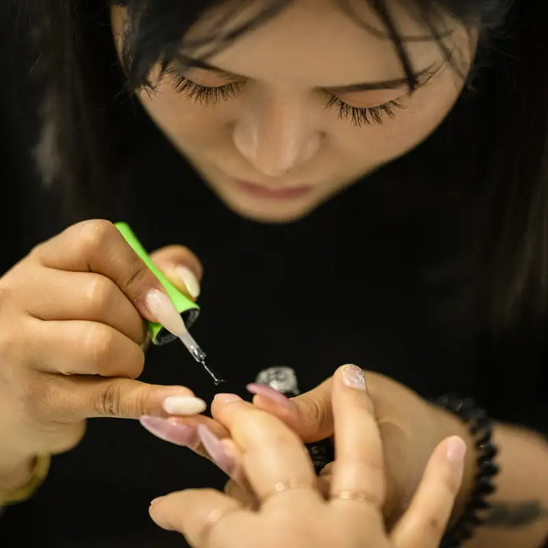 Korean nails: la manicure lattiginosa (e lucidissima) per unghie bellissime anche senza colori forti