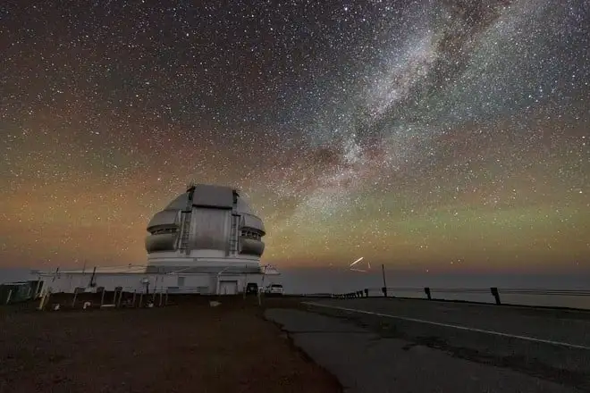 Un triangolo di satelliti sfida i cieli sopra le Hawaii