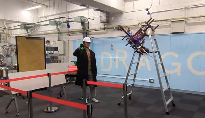 Giappone, il guanto hi-tech che guida i droni con un gesto | Video
