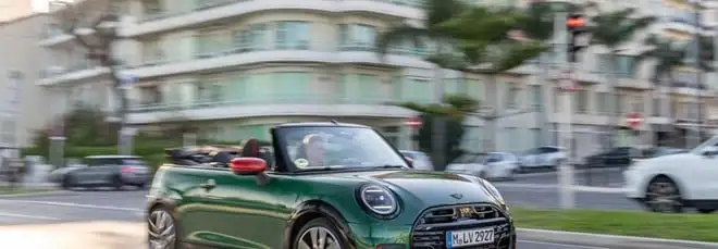 MINI John Cooper Works Cabrio: prestazioni da sportiva ma spirito da viaggiatrice