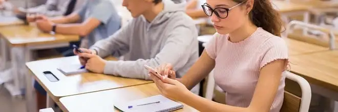 Scuola, esteso alle superiori il divieto di usare lo smartphone: lo stop da settembre