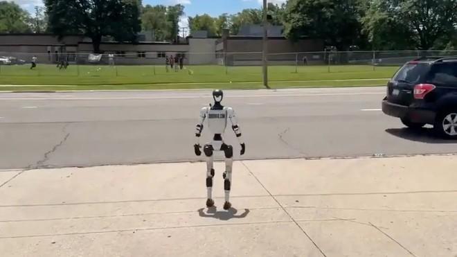 Un robot umanoide a Detroit per promuovere RoboWar