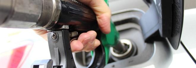 Prezzi benzina in autostrada, come risparmiare: in città costa anche l'11% in meno