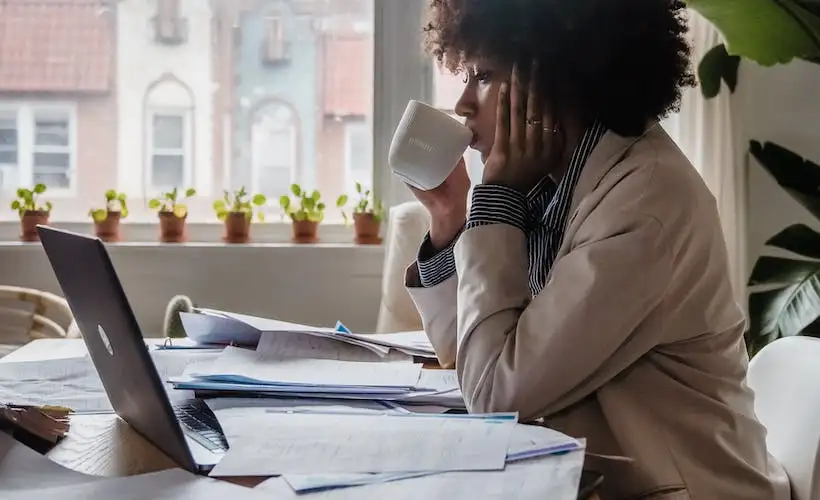 Sad! This Woman Is Focused on Work Because She Doesn’t Have a Crush