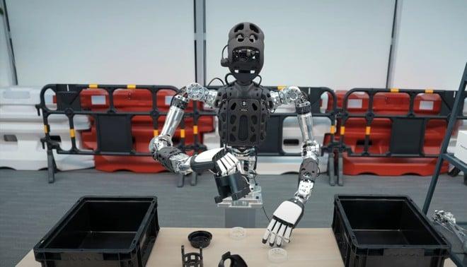 Robot Adam-U: imita i movimenti umani grazie a 31 snodi | Video