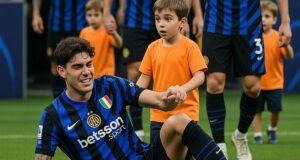 Si sente toccare la mano e cade a terra: Bastoni fa espellere bambino all’ingresso in campo