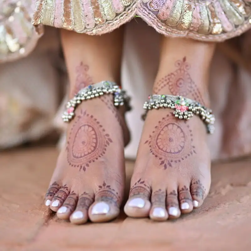 Pedicure sposa estate 2025: idee eleganti (e zero noia) per dire “sì” anche con i piedi