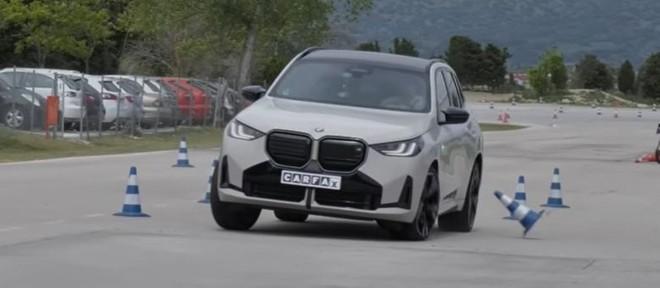 BMW X3 affronta il test dell'alce: come se la cava il SUV? Scopriamolo | Video