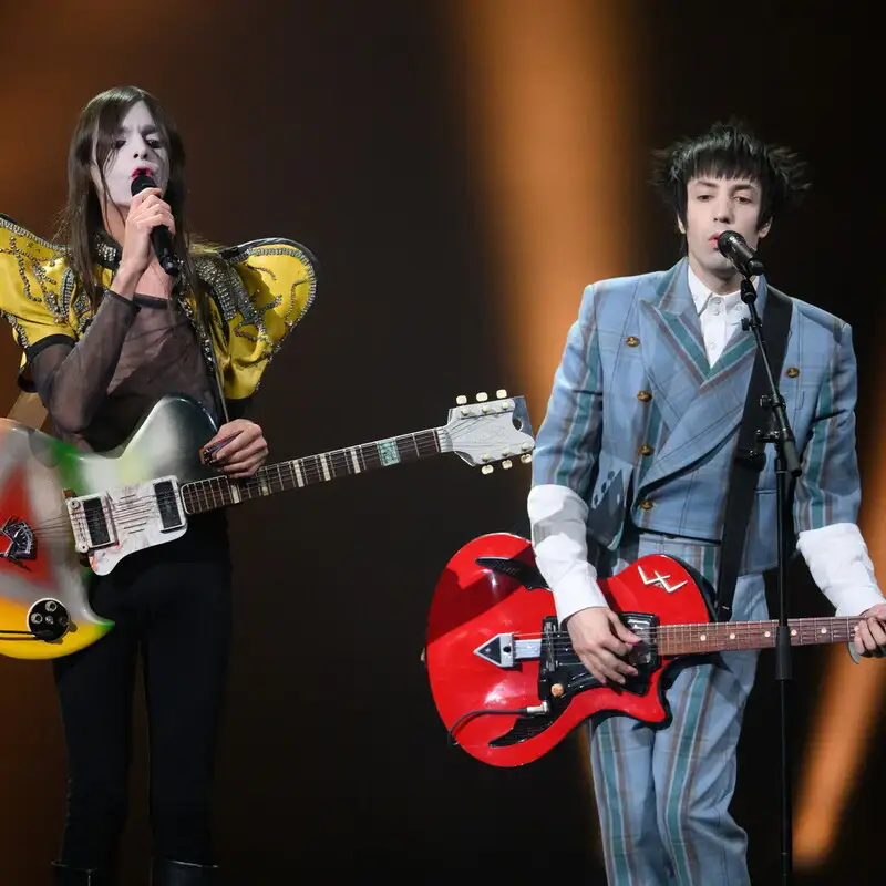 Eurovision, Lucio Corsi sorprende minimal – l’Italia scommette sui sottotitoli (tanto va per forza in finale)