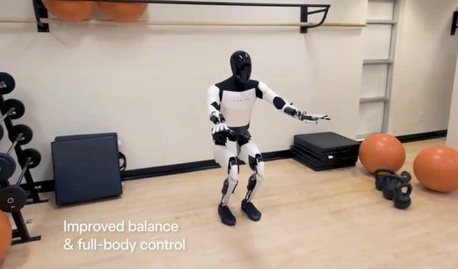 Tesla mostra i progressi di Optimus: il robot umanoide ora pratica Kung Fu | Video