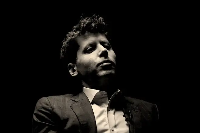 Quanta acqua ed energia serve per una domanda a ChatGPT? Ce lo dice Altman