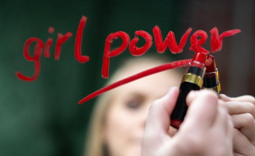 Woman Erases Daily Affirmation Notes When Hosting Friends to Ensure Guests Don’t Feel Affirmed