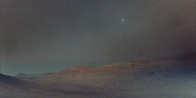 Perseverance cattura l’alba marziana: Deimos in primo piano