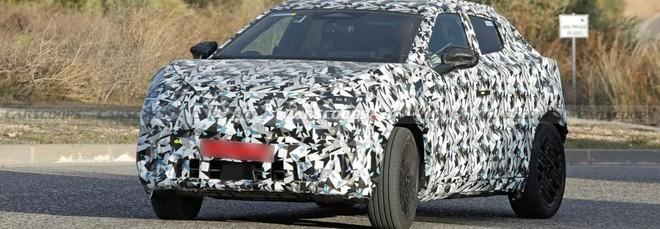 Nuova Nissan Juke elettrica 2026, il crossover è stato pizzicato su strada durante i test