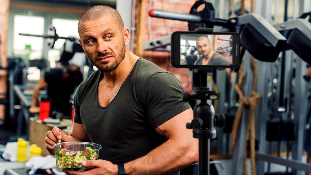 Bodybuilder Films Self Eating Chicken To Make Sure Form Correct