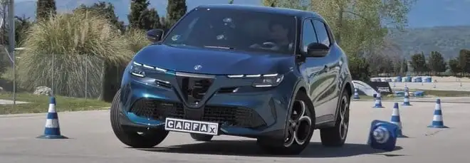 Alfa Romeo Junior alla prova del test dell'alce: come si comporta? | Video