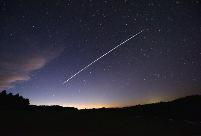 Starlink, uno o due satelliti al giorno cadono dal cielo: presto saranno di più