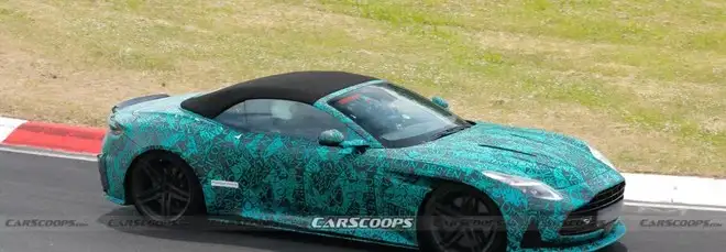 L'Aston Martin DB12 Volante diventa ancora più estrema: le foto spia dal Nurburgring