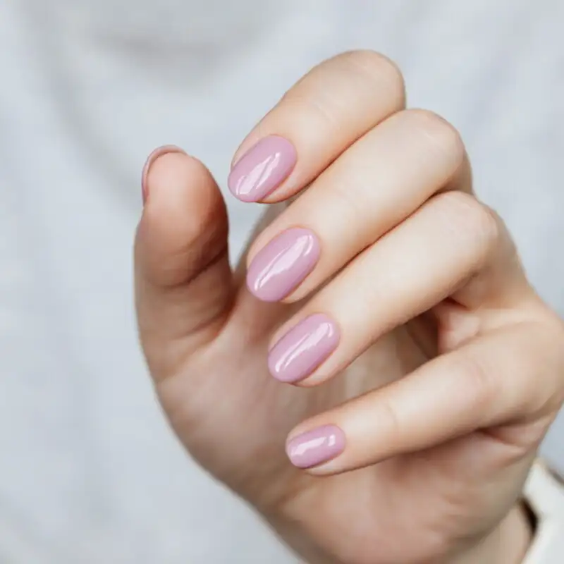 Lavender milk nails: la manicure pastello perfetta per l'estate 2025