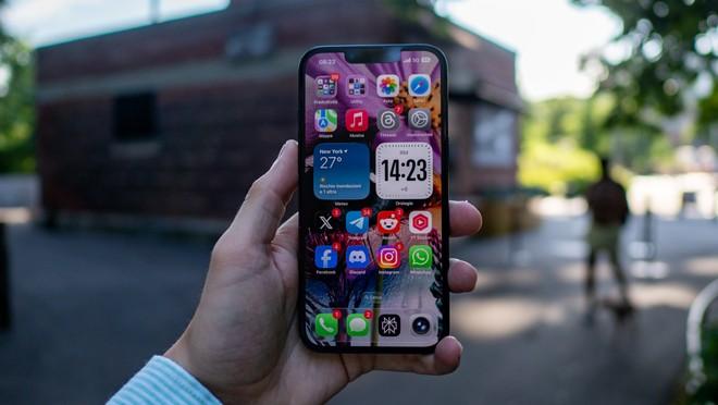 Vivere con un iPhone 13 nel 2025 con iOS 26: la nostra esperienza in viaggio | Video