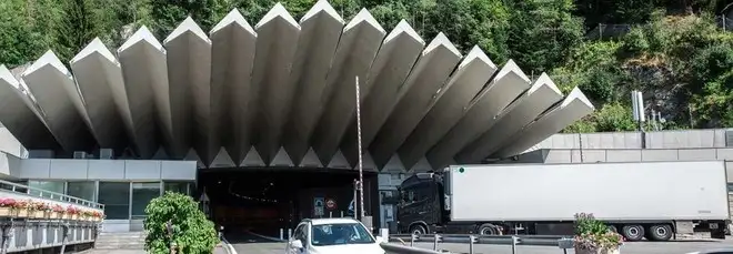Viaggiare in auto in Europa? Autostrade, ponti e tunnel: ecco dove sono i pedaggi record