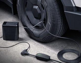 Ora Tesla Model Y Performance può caricare altri dispositivi. Abilitati il V2L e il V2H