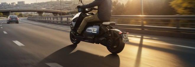 BMW CE 04: lo scooter elettrico premium si rinnova per il 2026