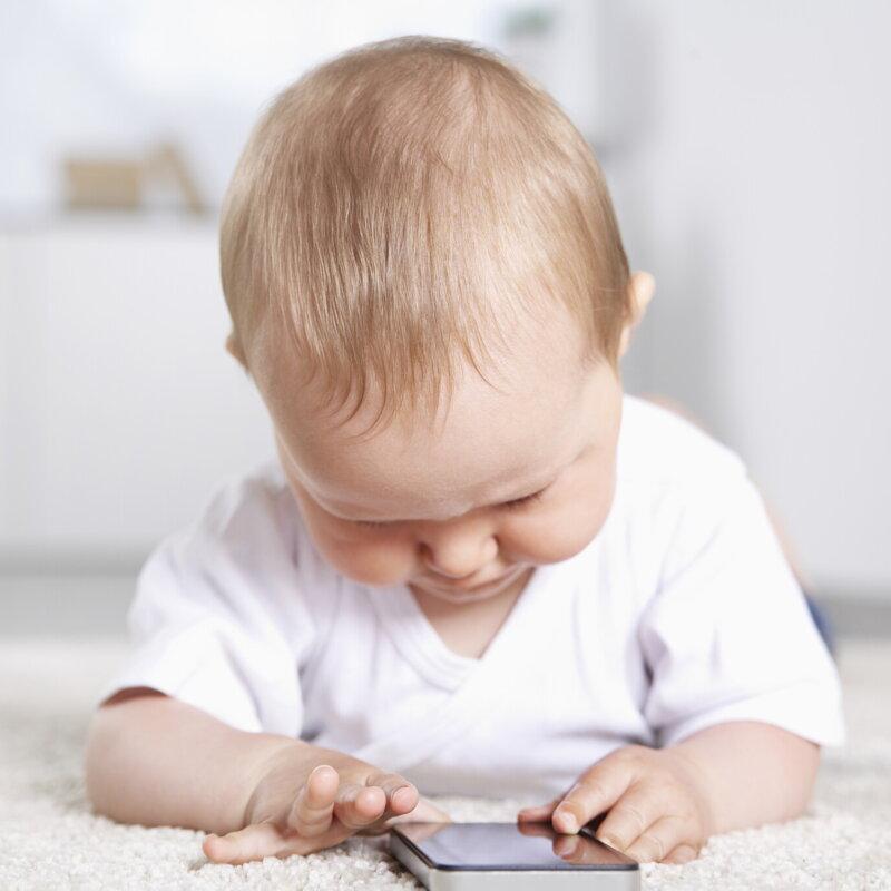 Il (pericoloso) gioco dello smartphone in culla: bambini e bambine cominciano a due mesi