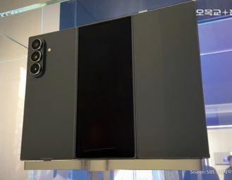 Il Galaxy Trifold visto da vicino: c’è la piega interna e una cerniera più spessa