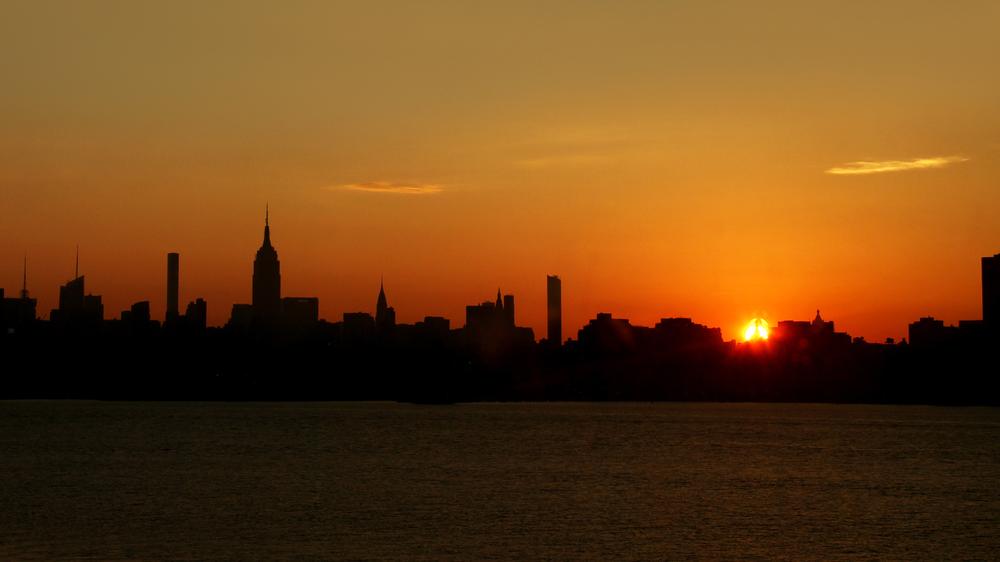 Manhattan On Alert Following Sunrise Unaccompanied By Languid Clarinet Music